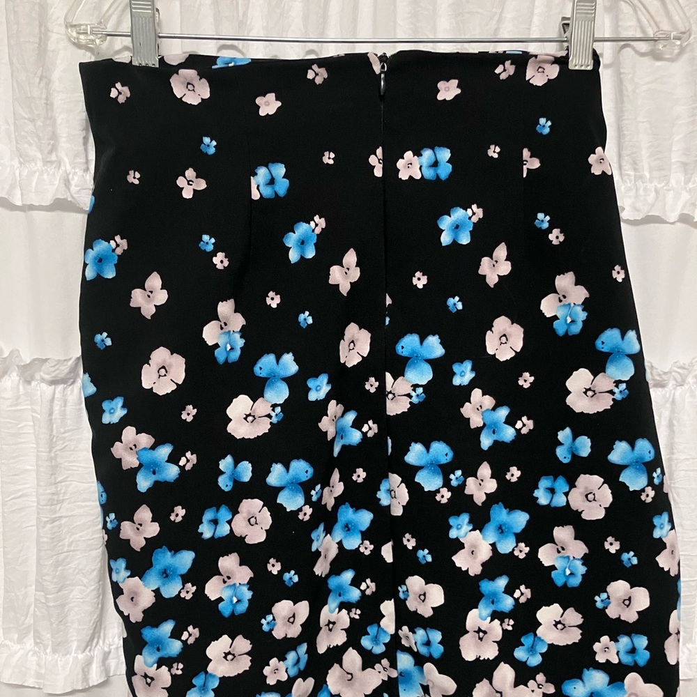 ANN MILLER wrap SKIRT size MED.- BLACK W/ FLOWERS.